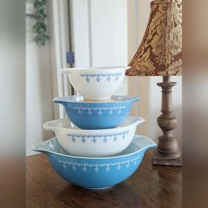 Pyrex snowflake garland blue and white mixing bowls